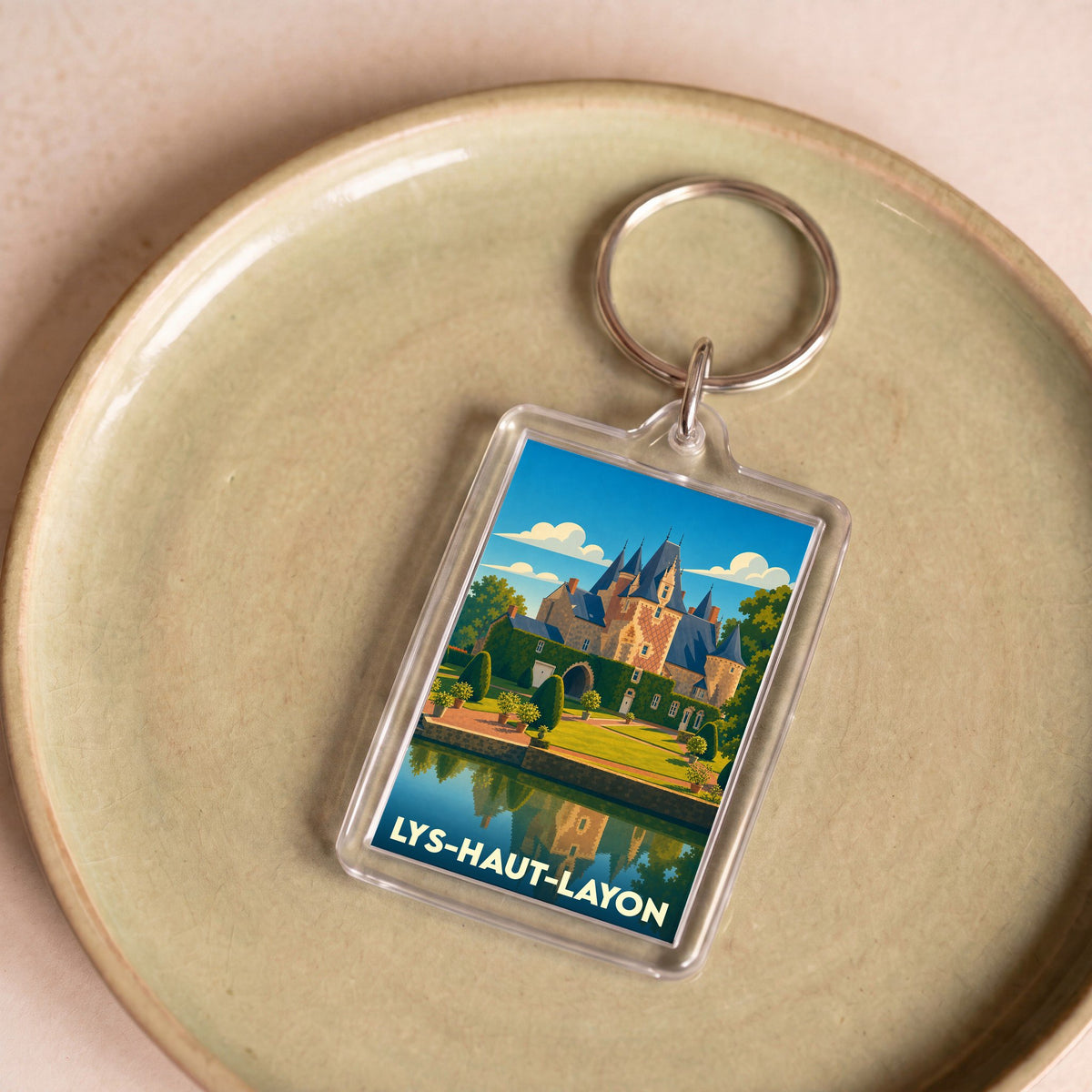 Porte-clés souvenir de la ville de Lys-Haut-Layon avec une illustration stylisée de son patrimoine.
