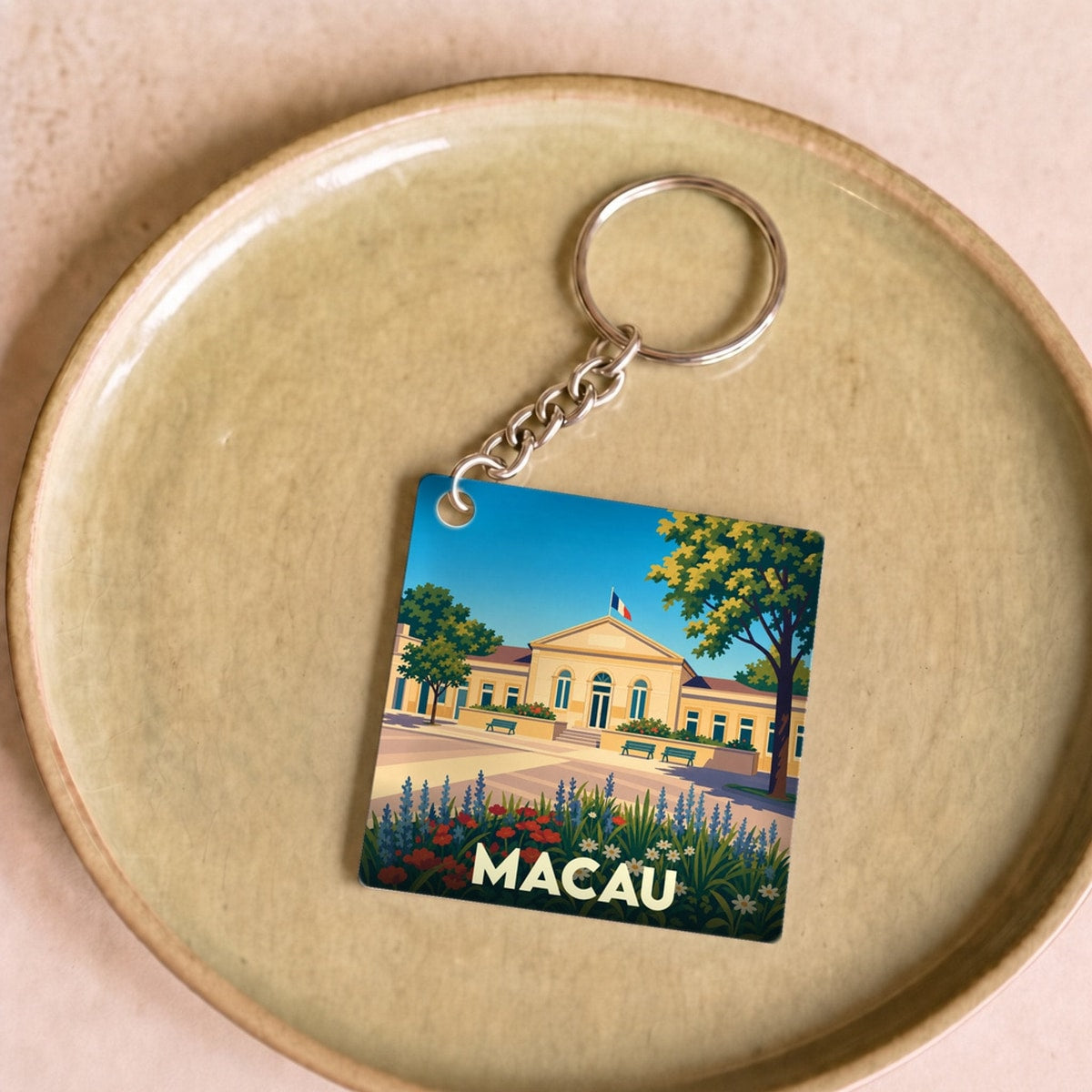Porte-clés souvenir de la ville de Macau avec une illustration stylisée d'un bâtiment historique sous un ciel bleu.