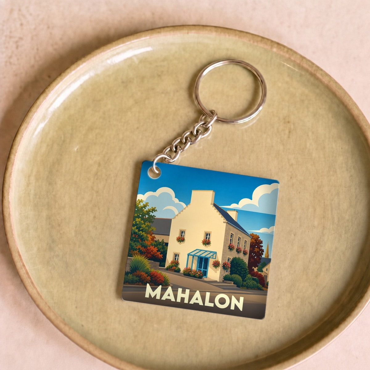 Porte-clés souvenir de la ville de Mahalon avec une illustration stylisée.