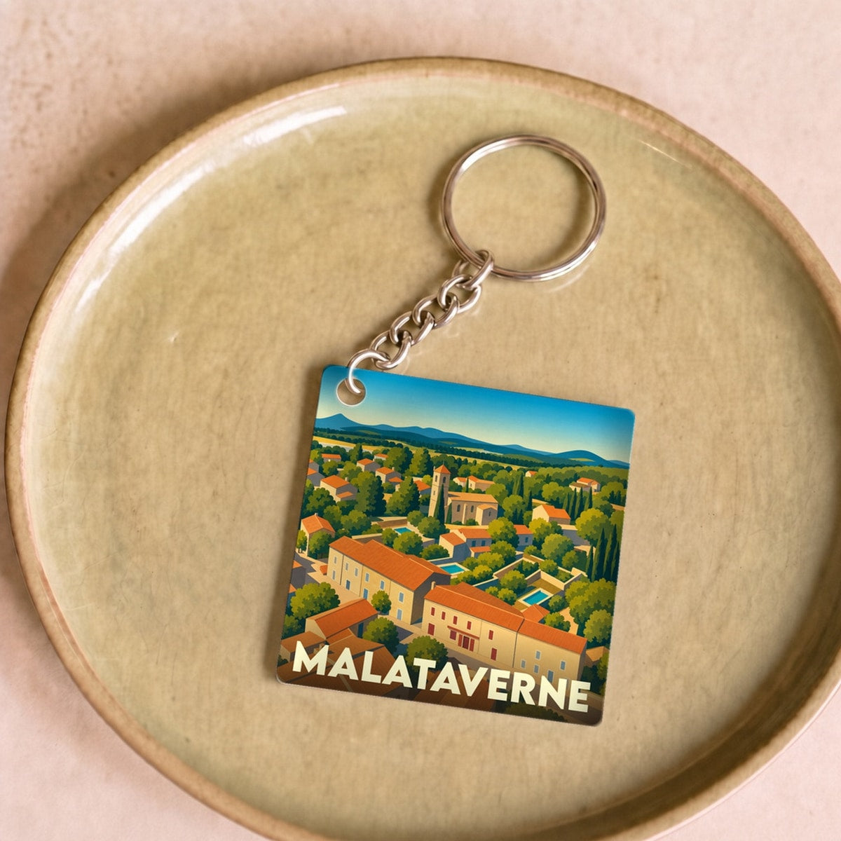 Porte-clés souvenir de la ville de Malataverne avec une illustration stylisée.