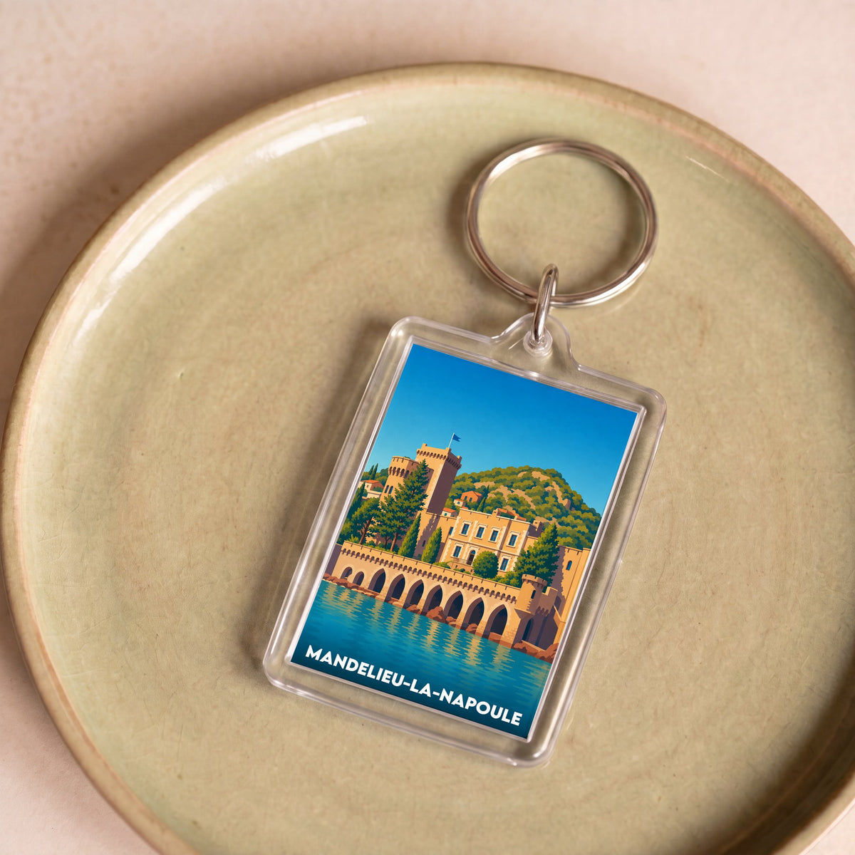 Porte-clés souvenir de la ville de Mandelieu-la-Napoule avec une illustration stylisée.