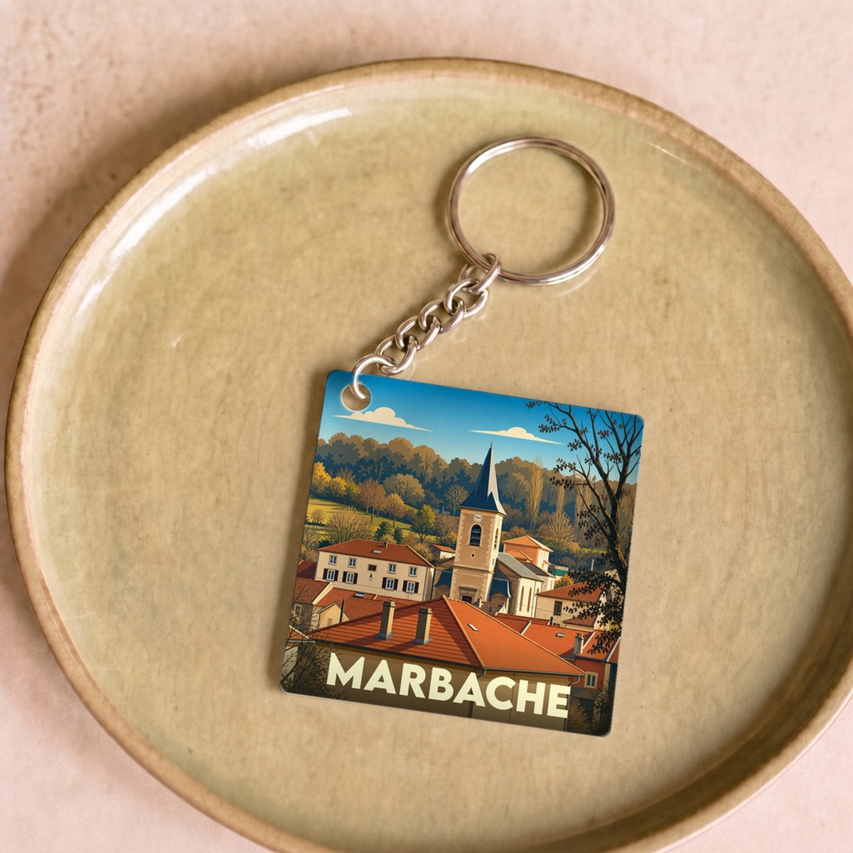Porte-clés souvenir de la ville de Marbache avec une illustration stylisée.