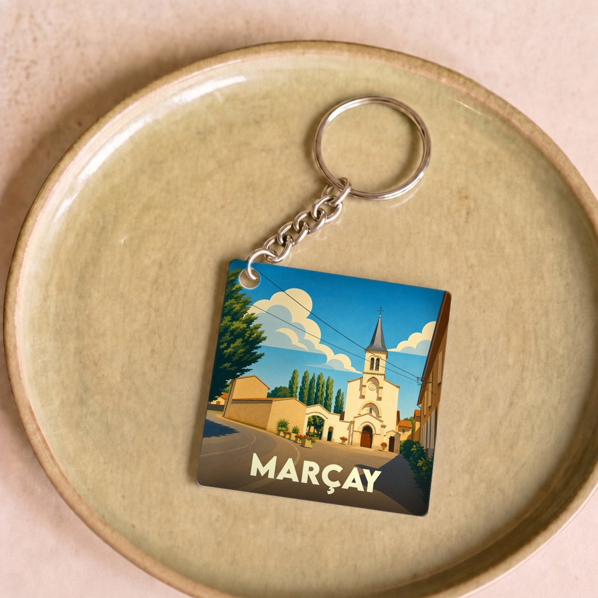 Porte-clés souvenir de la ville de Marçay avec une illustration stylisée.