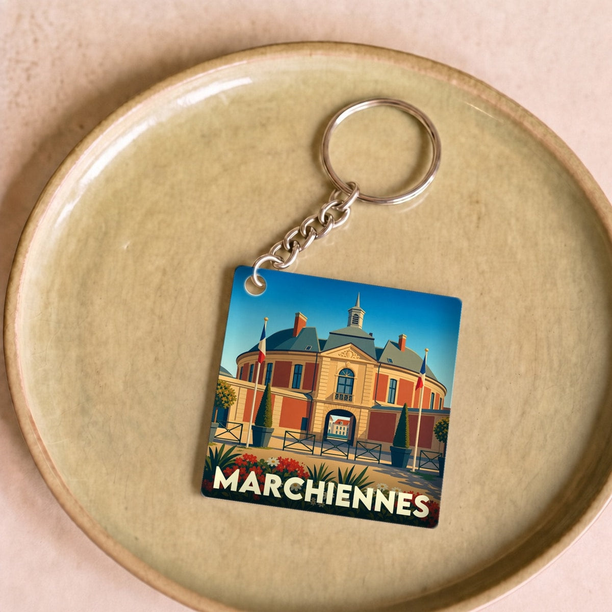 Porte-clés souvenir de la ville de Marchiennes avec une illustration stylisée de son hôtel de ville.