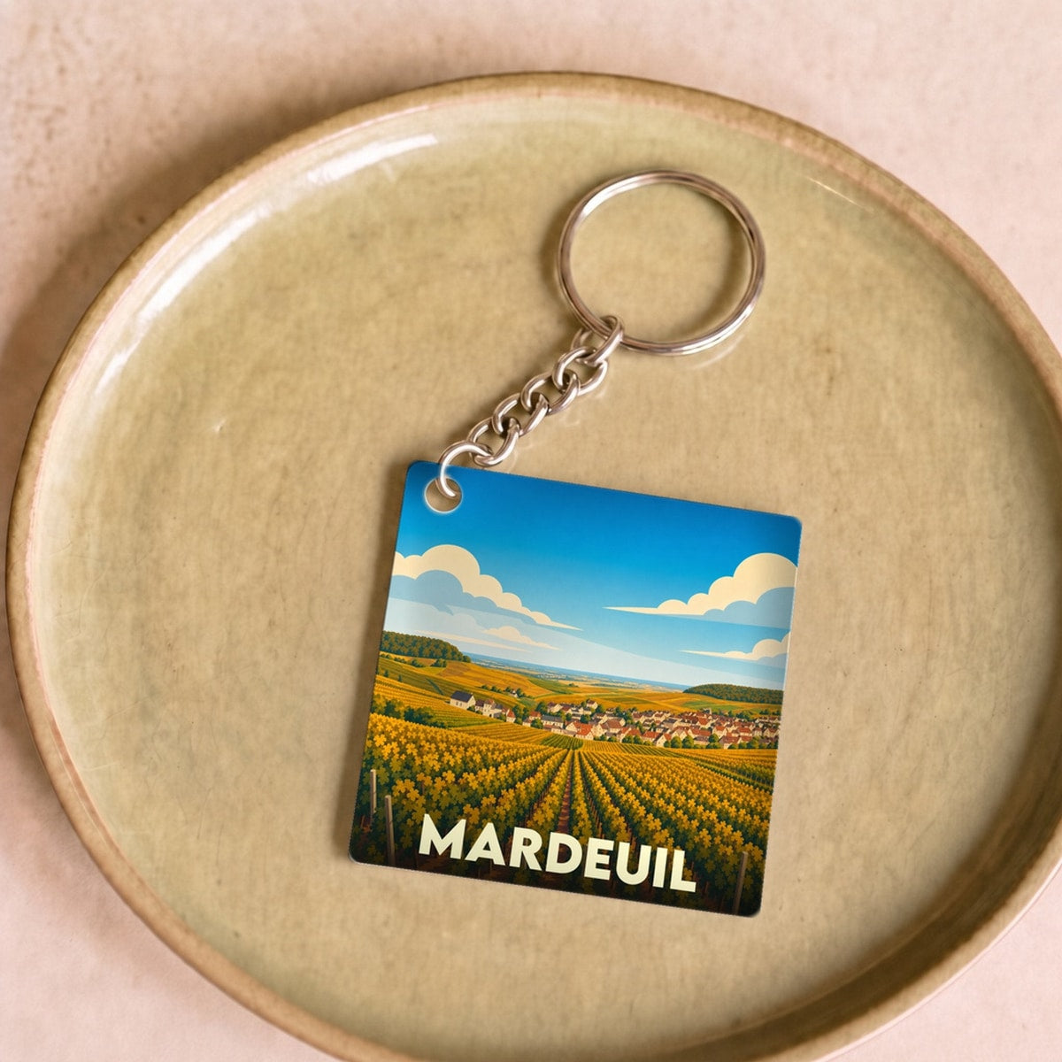 Porte-clés souvenir de la ville de Mardeuil avec une illustration stylisée de son vignoble.