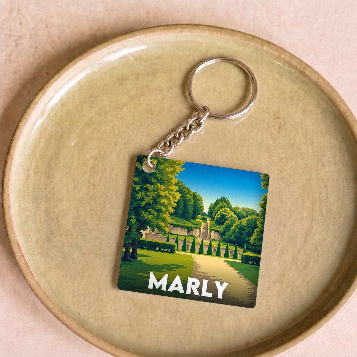 Porte-clés souvenir de la ville de Marly avec une illustration stylisée.