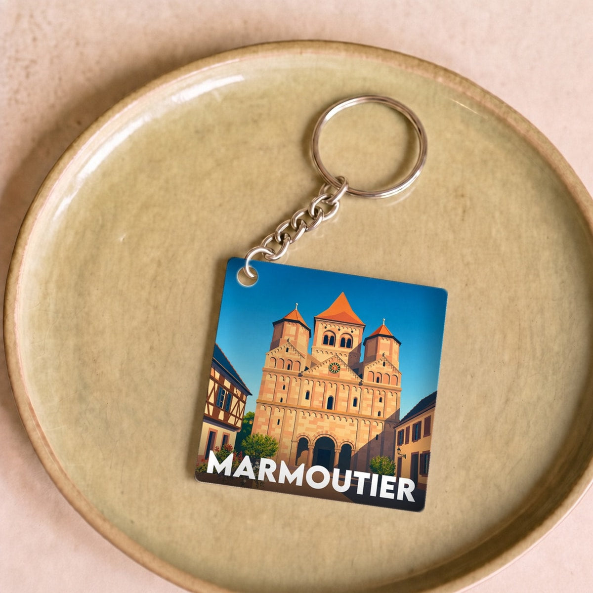 Porte-clés souvenir de la ville de Marmoutier avec une illustration stylisée.