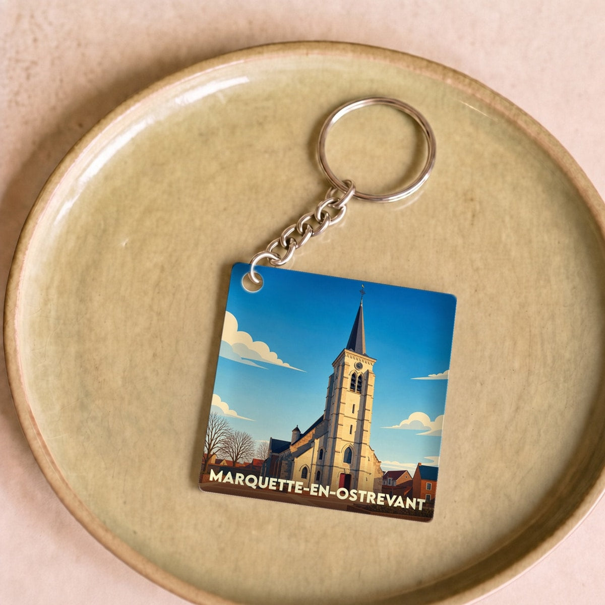 Porte-clés souvenir de la ville de Marquette-en-Ostrevant avec une illustration stylisée de son église.