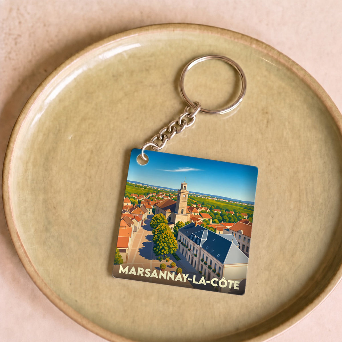 Porte-clés souvenir de la ville de Marsannay-la-Côte avec une illustration stylisée.