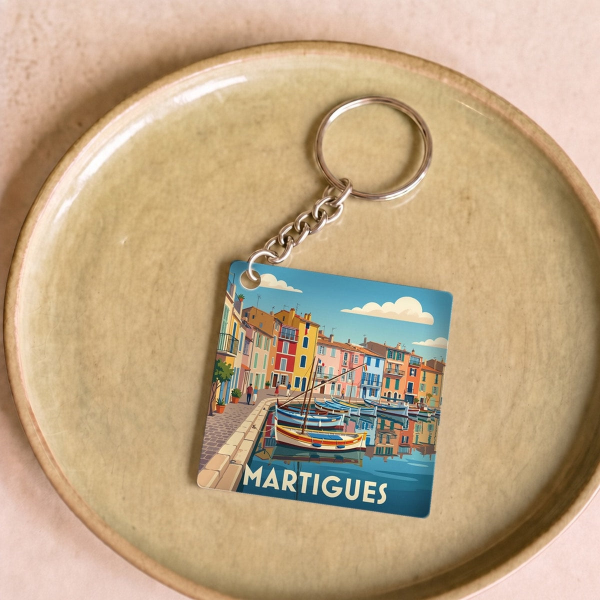 Porte-clés souvenir de la ville de Martigues avec une illustration stylisée.