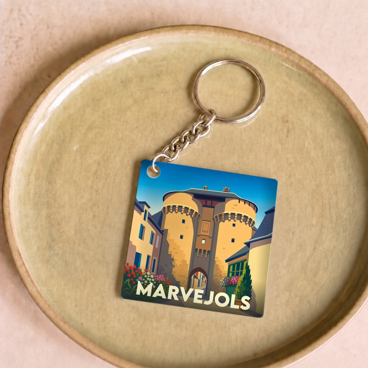 Porte-clés souvenir de la ville de Marvejols avec une illustration stylisée de ses portes médiévales.