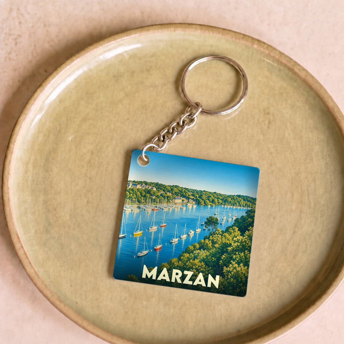 Porte-clés souvenir de la ville de Marzan avec une illustration stylisée de son port.