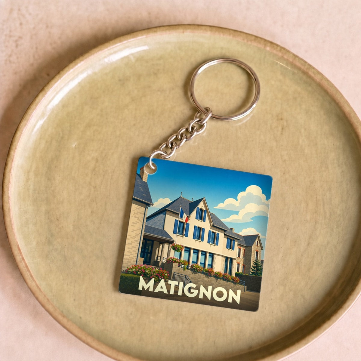 Porte-clés souvenir de la ville de Matignon avec une illustration stylisée.