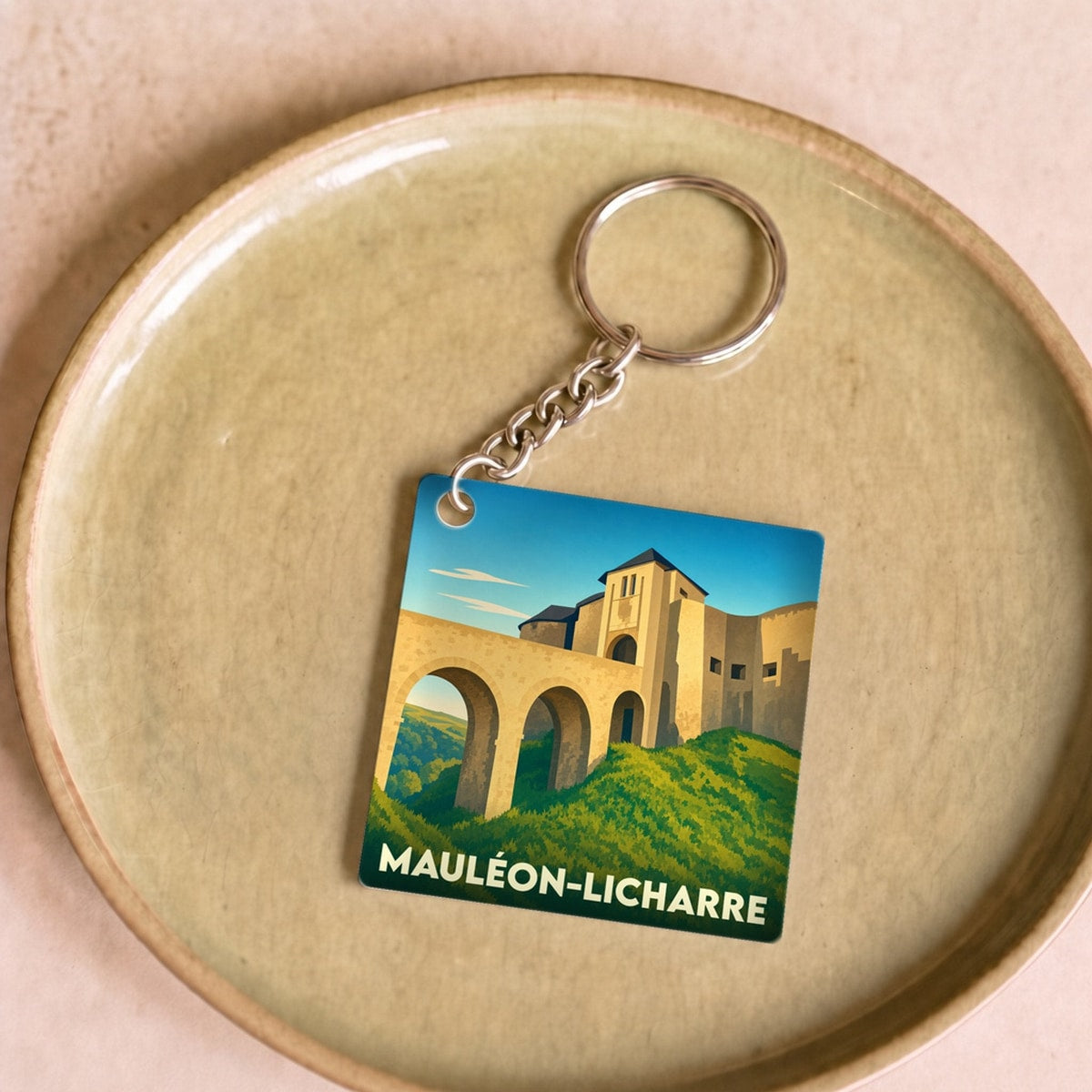 Porte-clés souvenir de la ville de Mauléon-Licharre avec une illustration stylisée de son château.