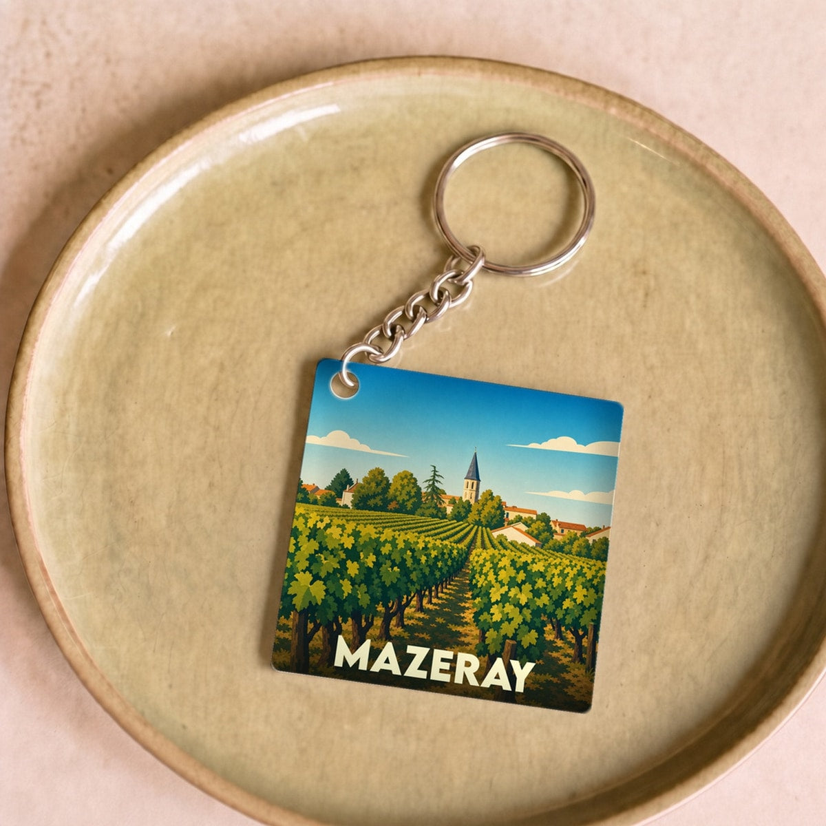 Porte-clés souvenir de la ville de Mazeray avec une illustration stylisée de ses vignes.