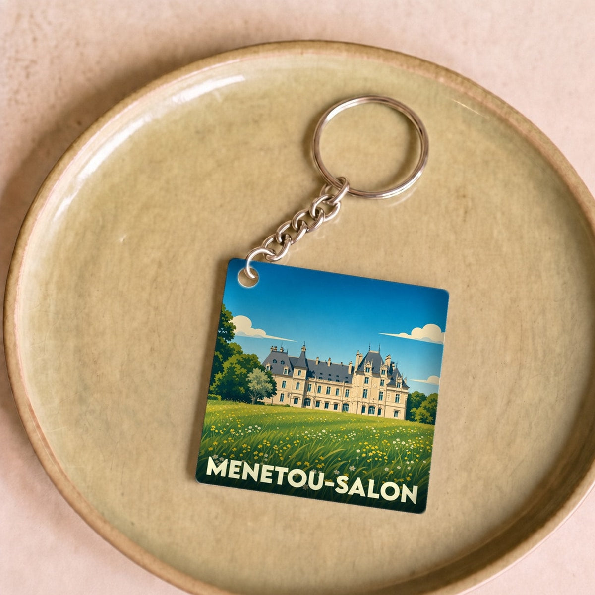 Porte-clés souvenir de la ville de Menetou-Salon avec une illustration stylisée de son château.