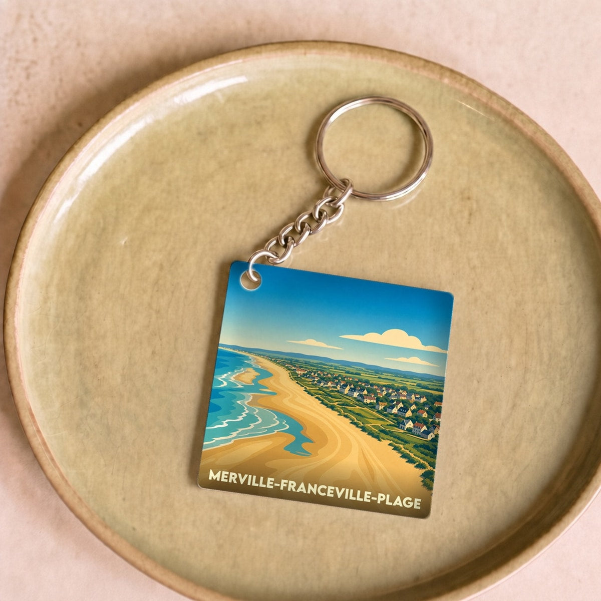 Porte-clés souvenir de Merville-Franceville-Plage orné d'une illustration stylisée de sa plage.