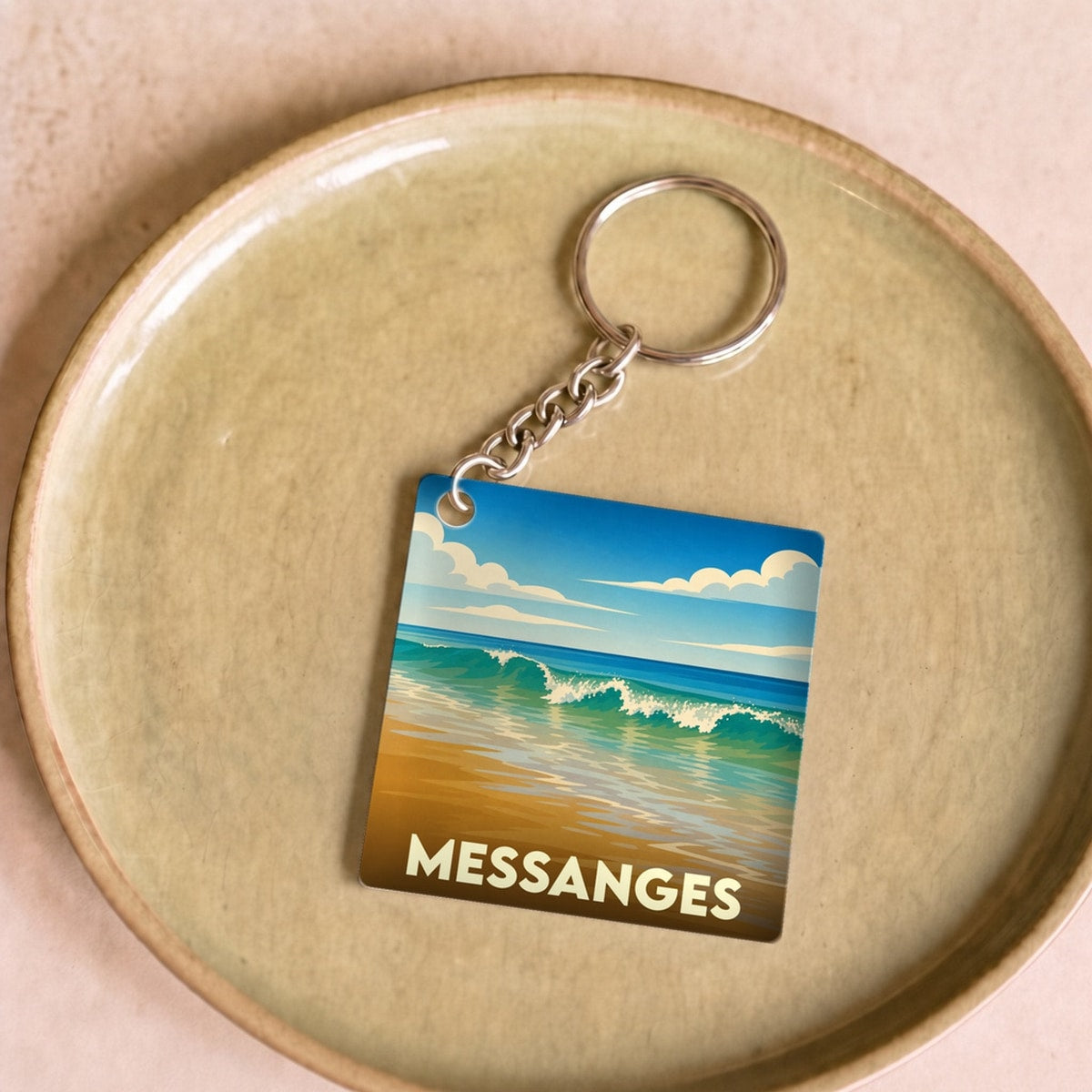 Porte-clés souvenir de la ville de Messanges avec une illustration de plage stylisée.
