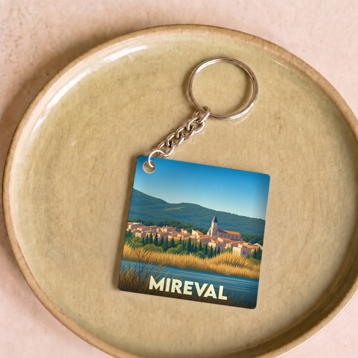 Porte-clés souvenir de la ville de Mireval avec une illustration stylisée.
