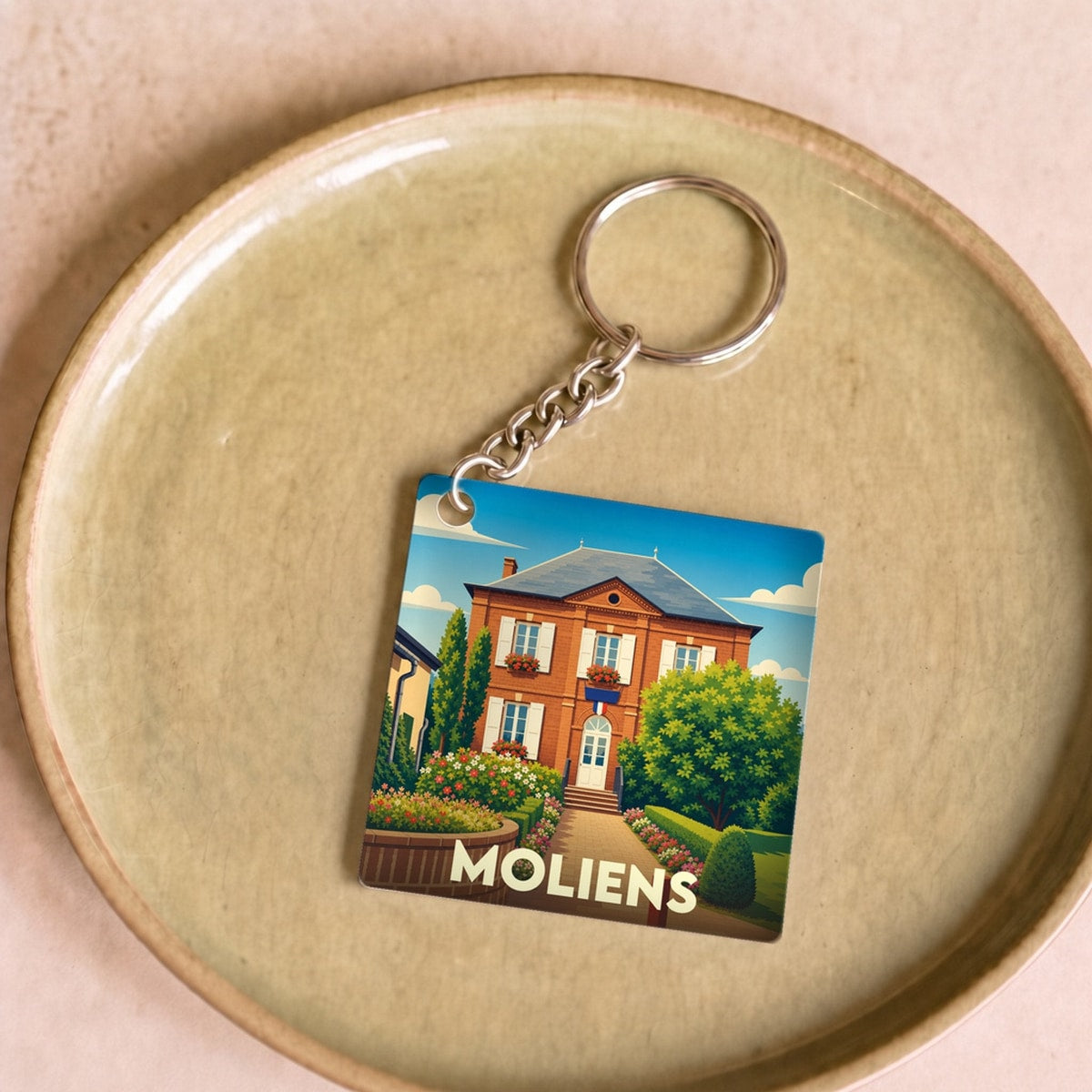 Porte-clés souvenir de la ville de Moliens avec une illustration stylisée de sa mairie.