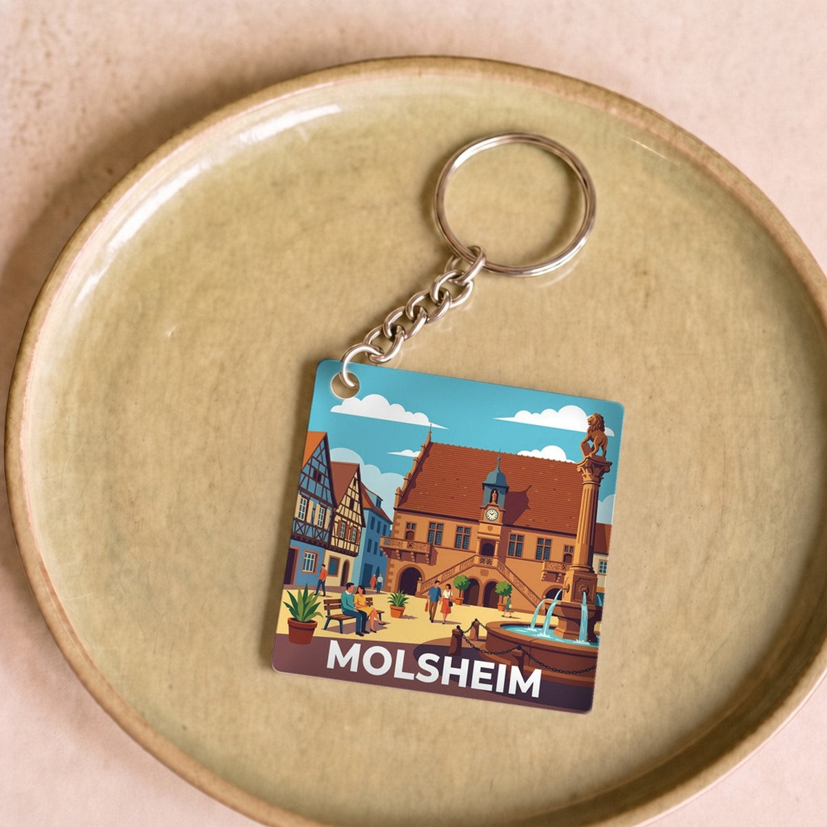 Porte-clés souvenir de la ville de Molsheim avec une illustration stylisée de son architecture historique.