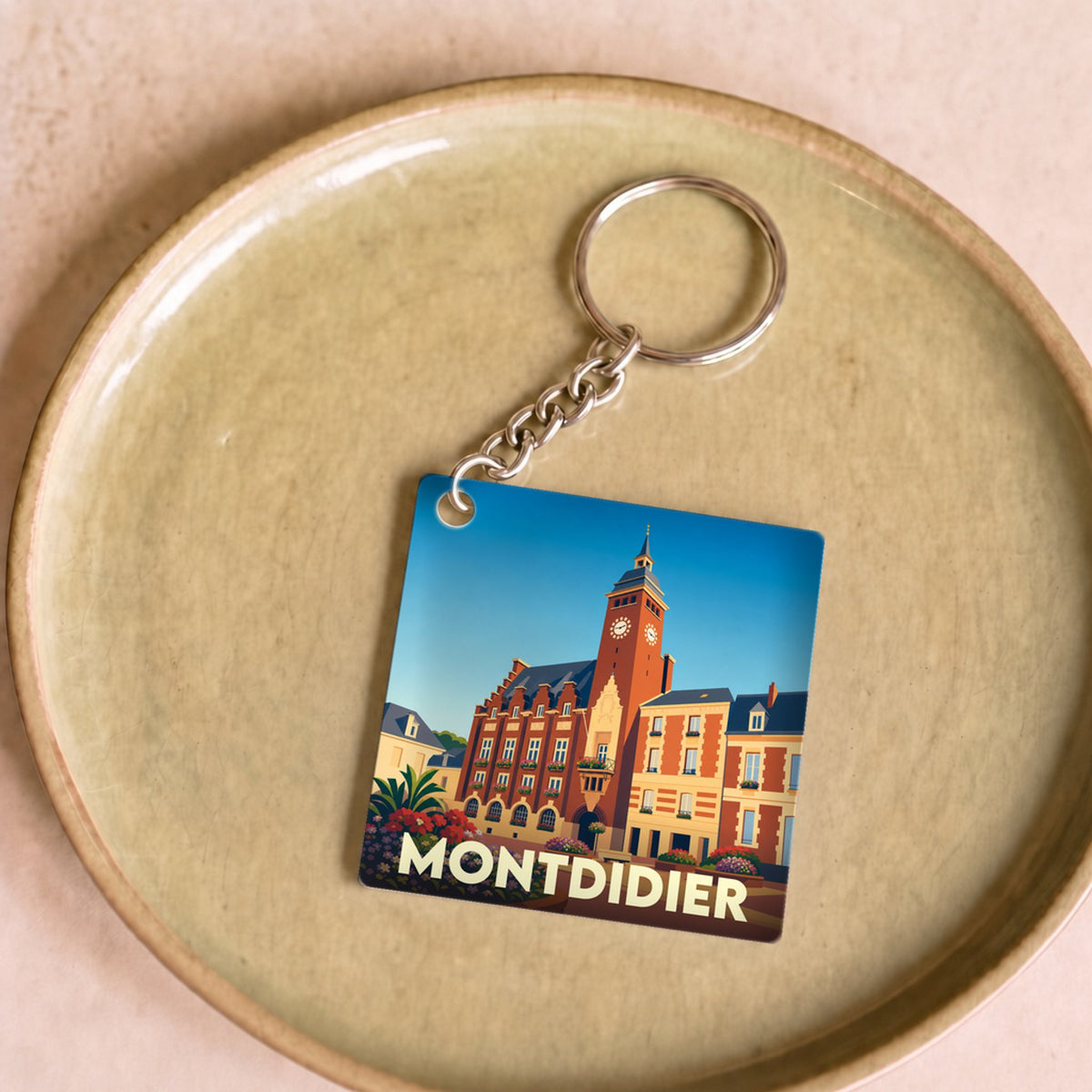 Porte-clés souvenir de la ville de Montdidier avec une illustration stylisée de son hôtel de ville.