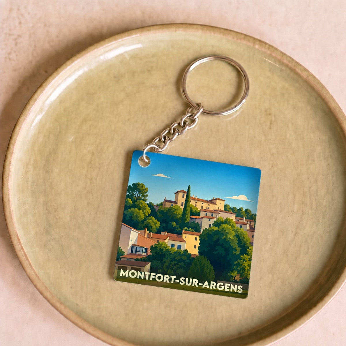 Porte-clés souvenir de la ville de Montfort-sur-Argens avec une illustration stylisée.