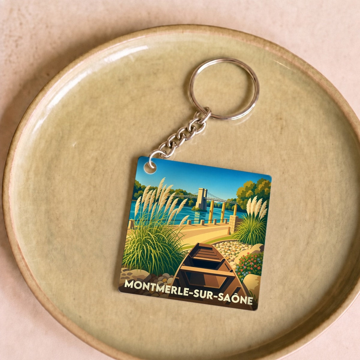 Porte-clés souvenir de la ville de Montmerle-sur-Saône avec une illustration stylisée.