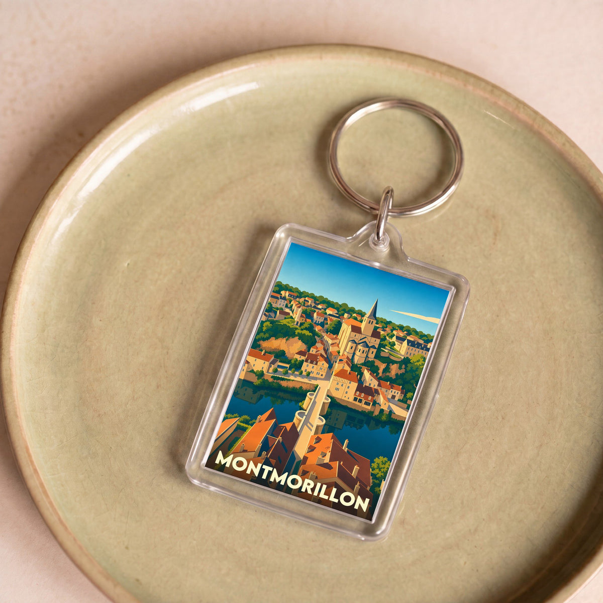 Porte-clés souvenir de la ville de Montmorillon avec une illustration stylisée.