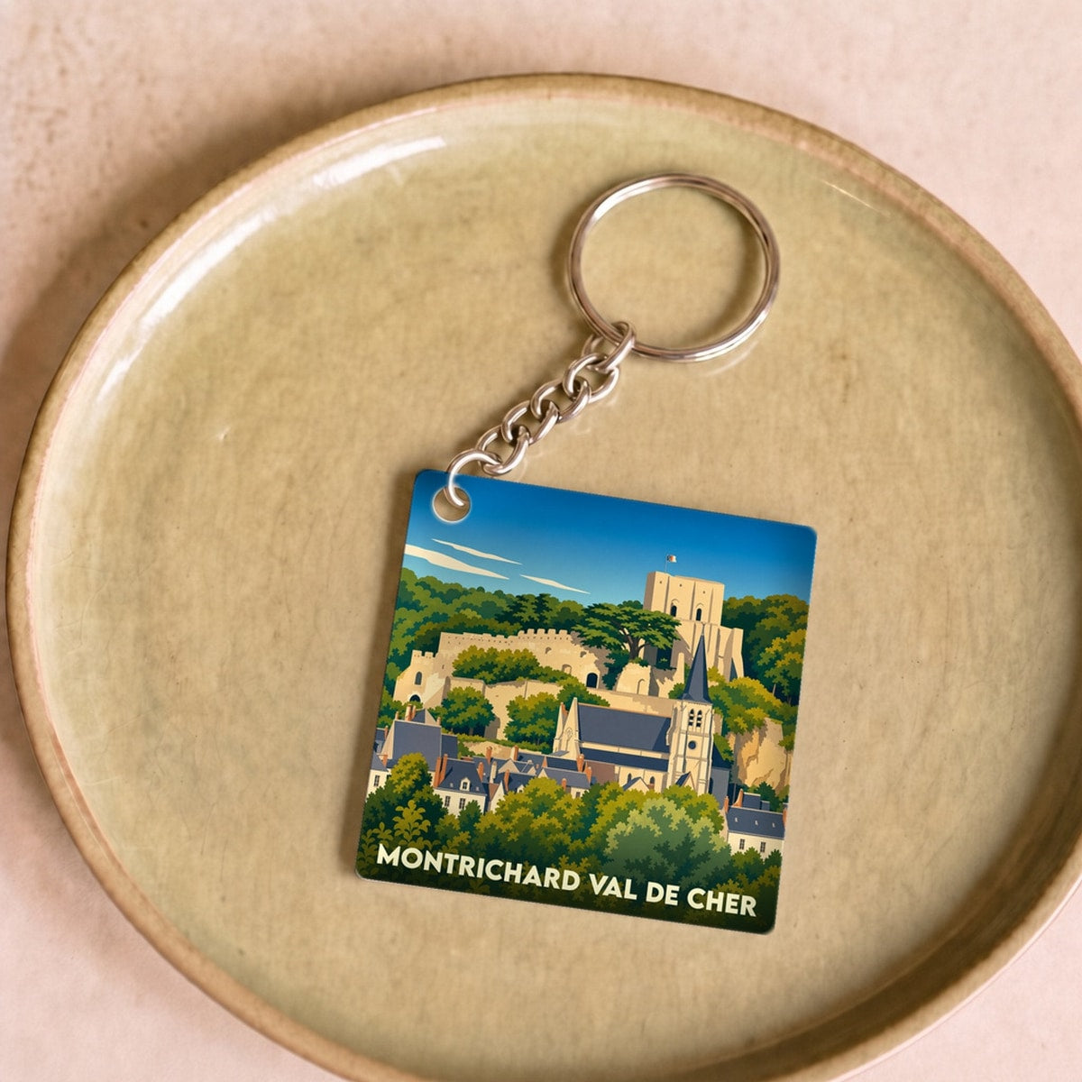 Porte-clés souvenir de la ville de Montrichard Val de Cher avec une illustration stylisée.