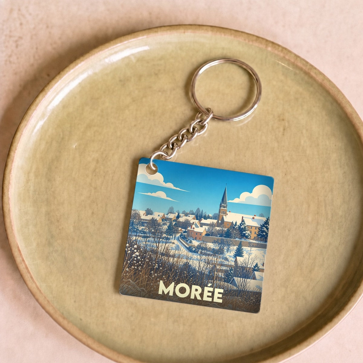 Porte-clés souvenir de la ville de Morée avec une illustration hivernale stylisée.