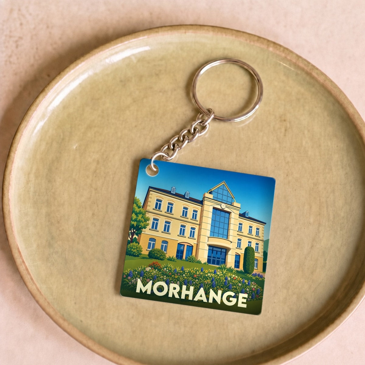 Porte-clés souvenir de la ville de Morhange avec une illustration stylisée d'un bâtiment emblématique.