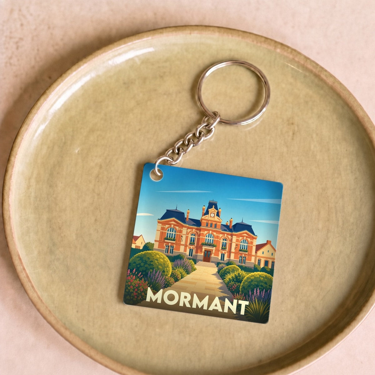 Porte-clés souvenir de la ville de Mormant avec une illustration stylisée de sa mairie.