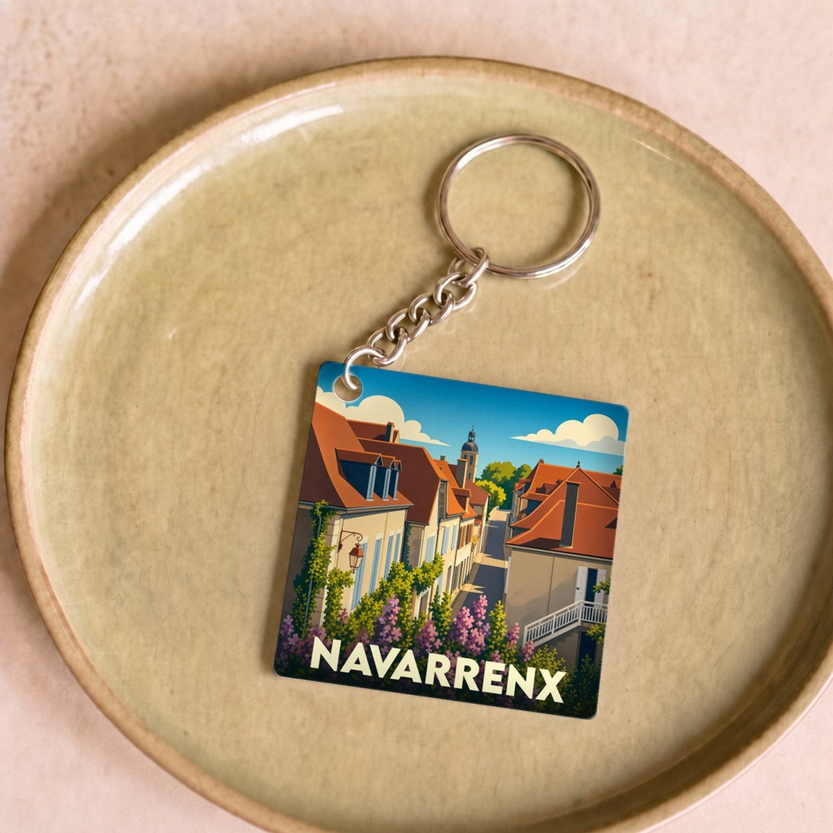 Porte-clés souvenir de la ville de Navarrenx avec une illustration stylisée.