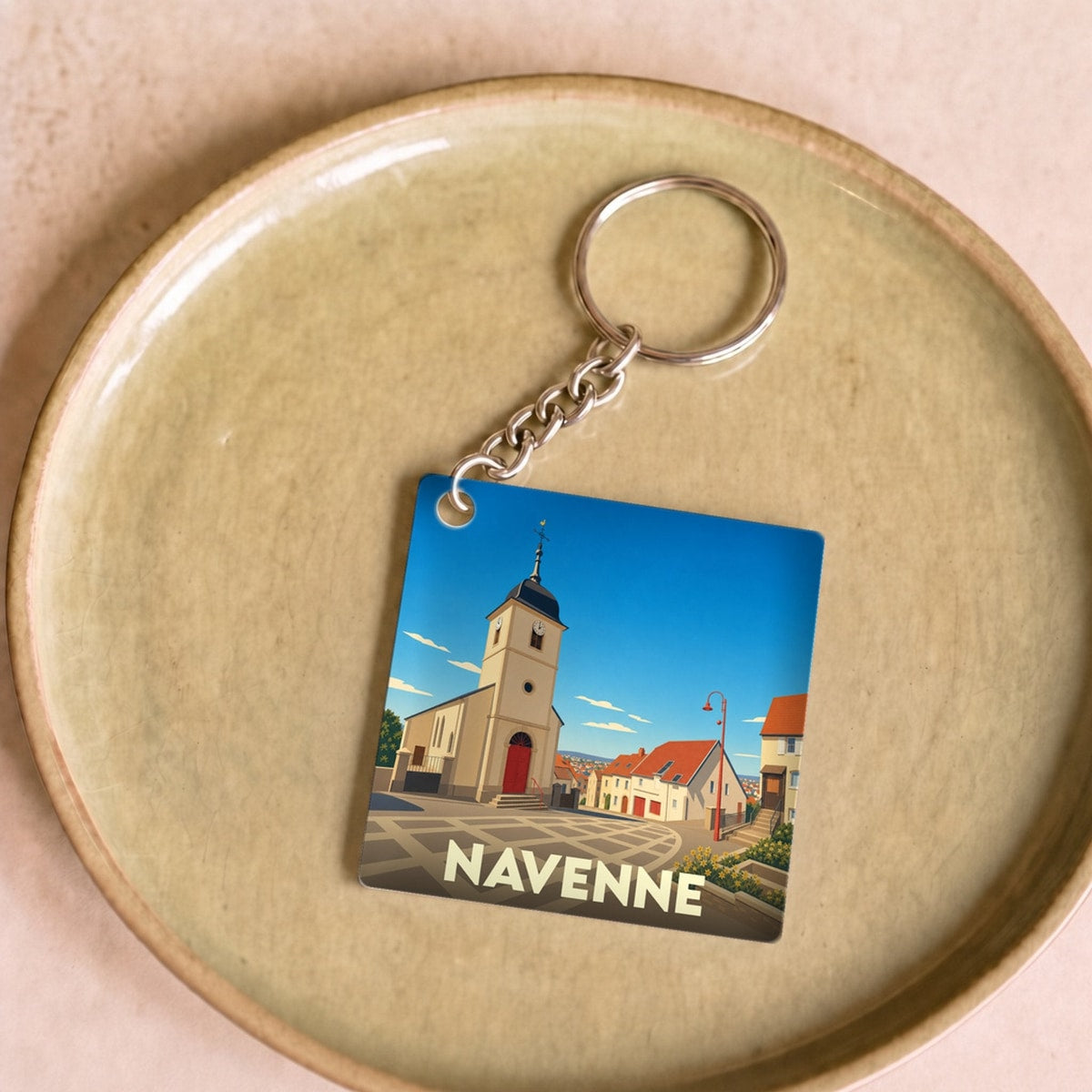 Porte-clés souvenir de la ville de Navenne avec une illustration stylisée.