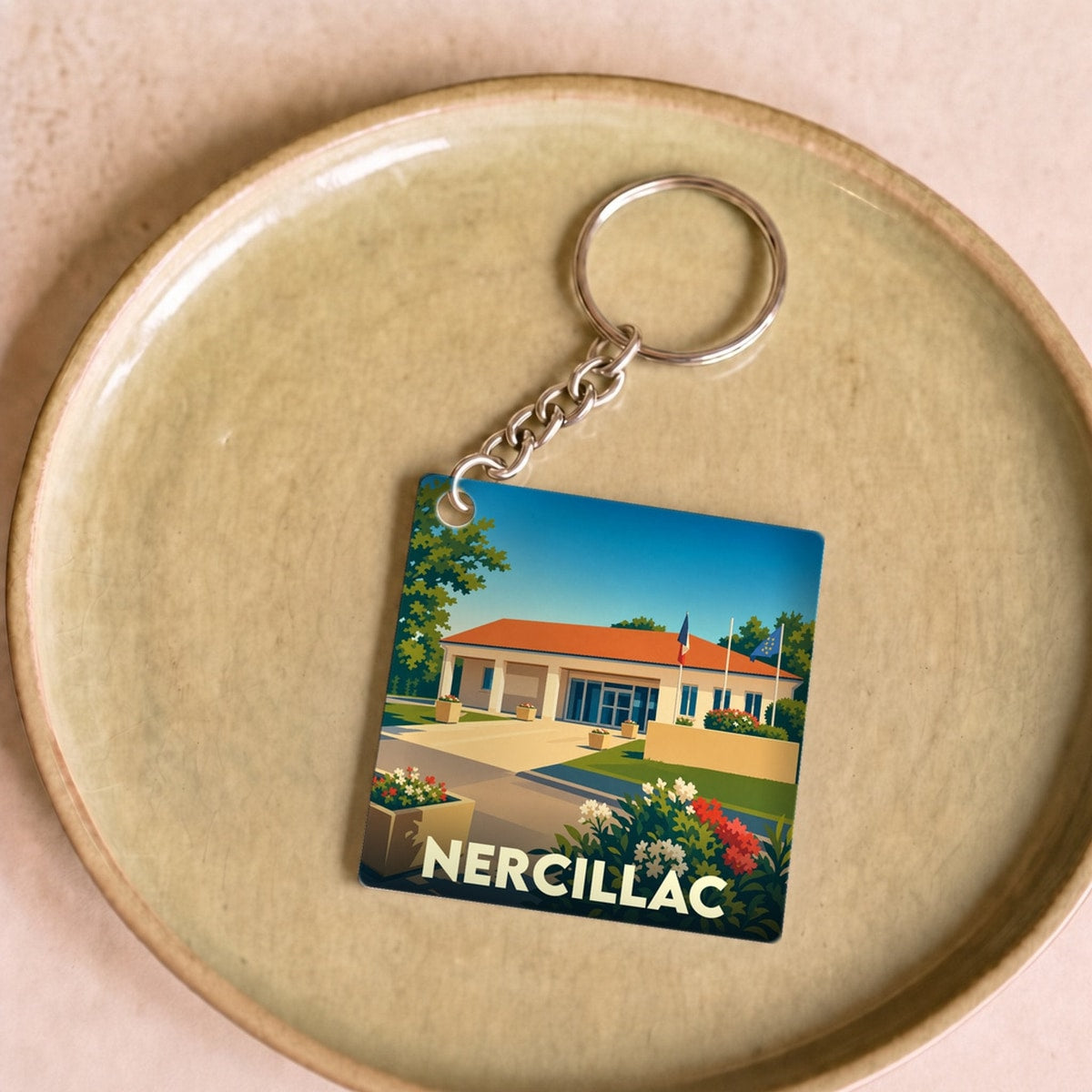 Porte-clés souvenir de la ville de Nercillac avec une illustration stylisée.