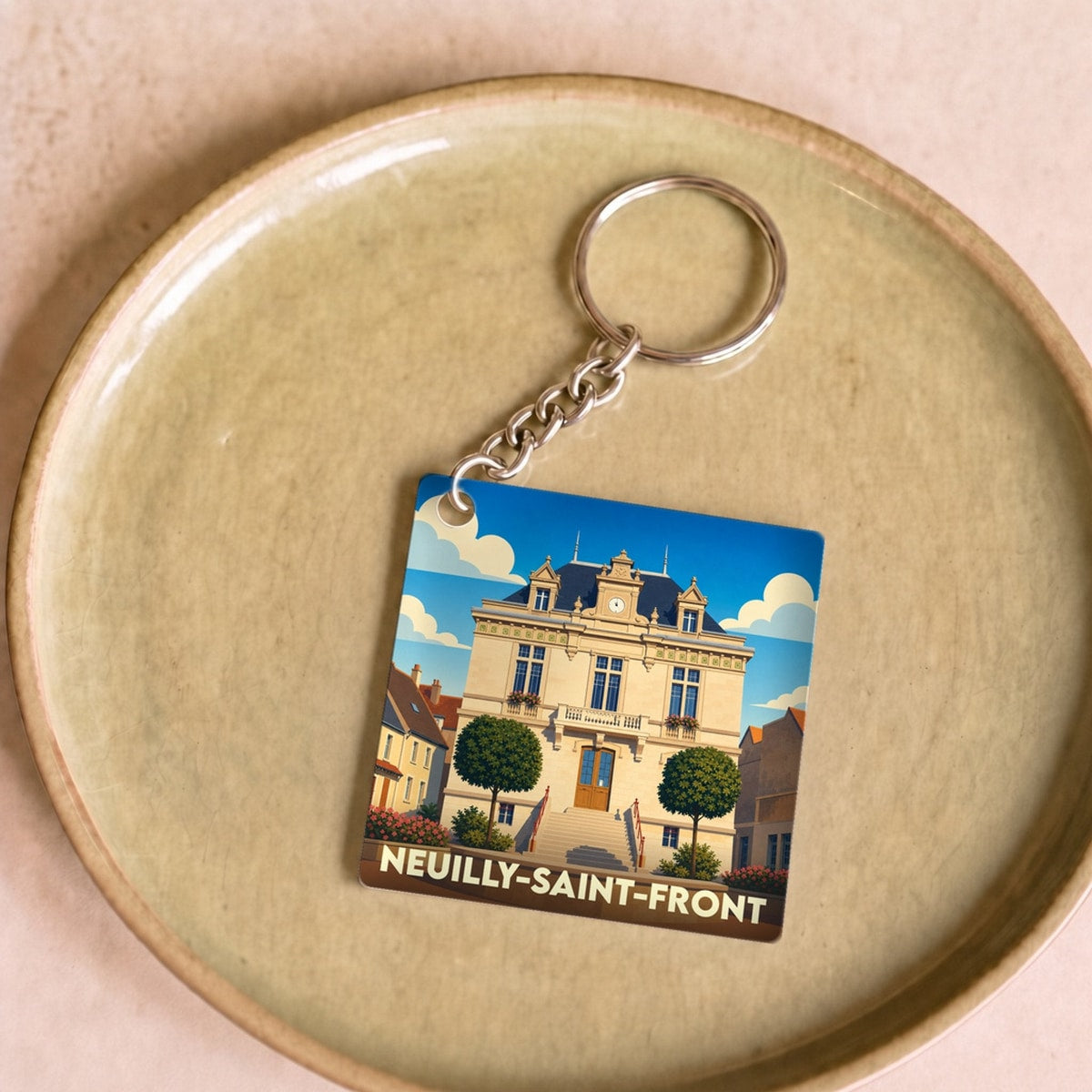 Porte-clés souvenir de la ville de Neuilly-Saint-Front avec une illustration stylisée de sa mairie.