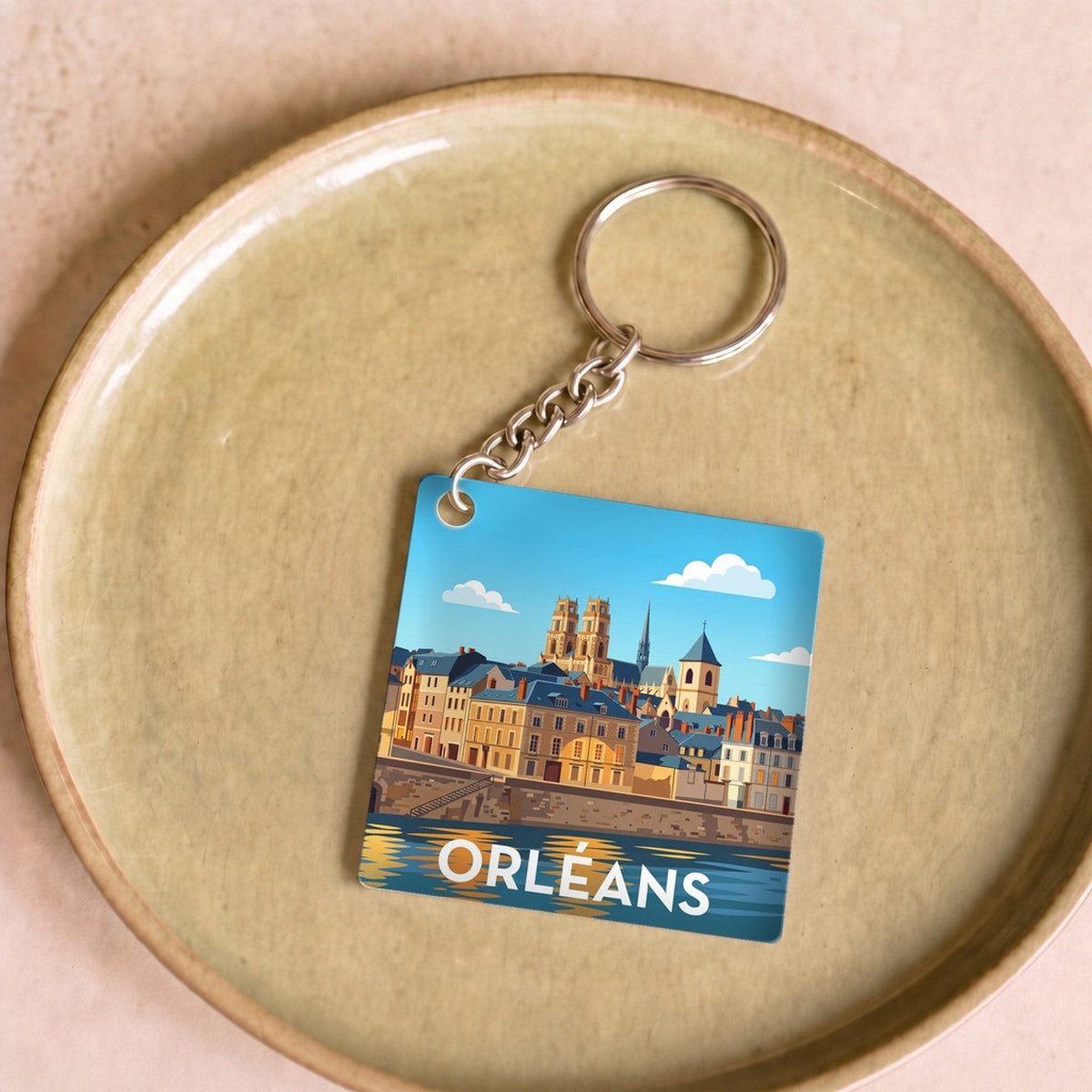 Porte-clés souvenir de la ville d'Orléans avec une illustration stylisée.