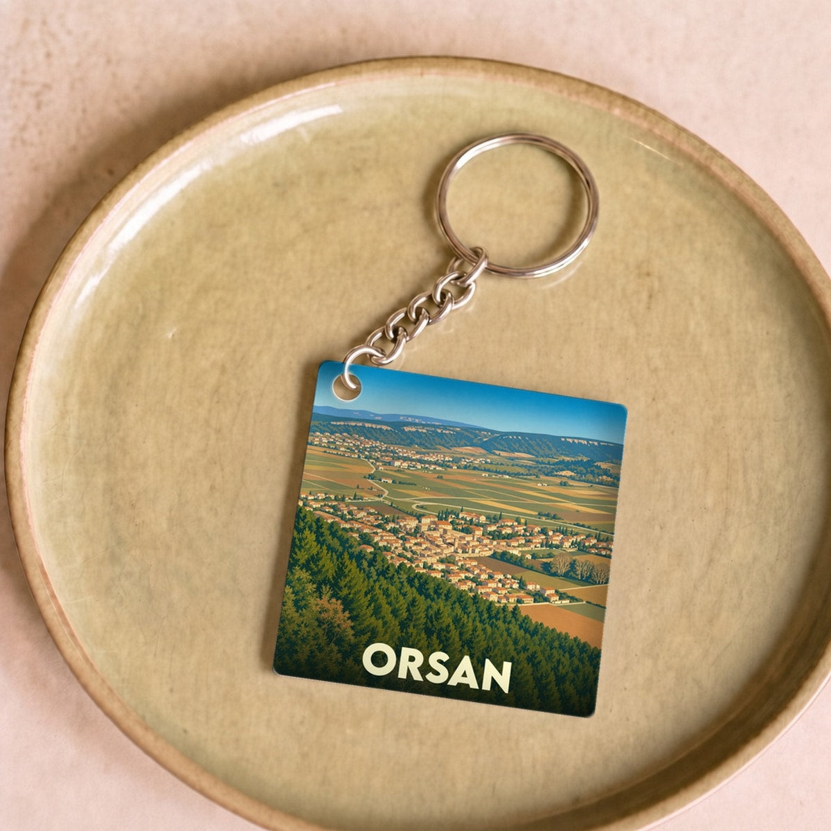 Porte-clés souvenir de la ville de Orsan avec une illustration stylisée.
