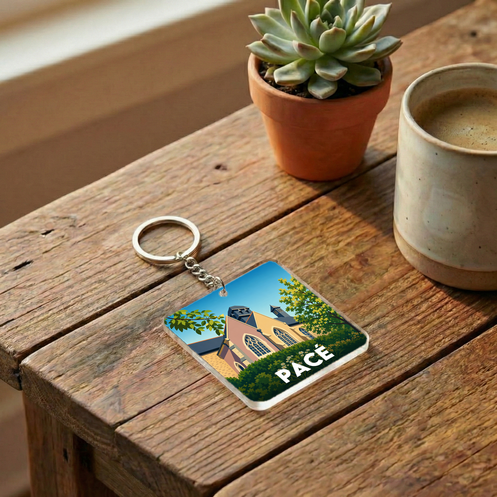 Porte-clés souvenir de la ville de Pacé avec une illustration stylisée.