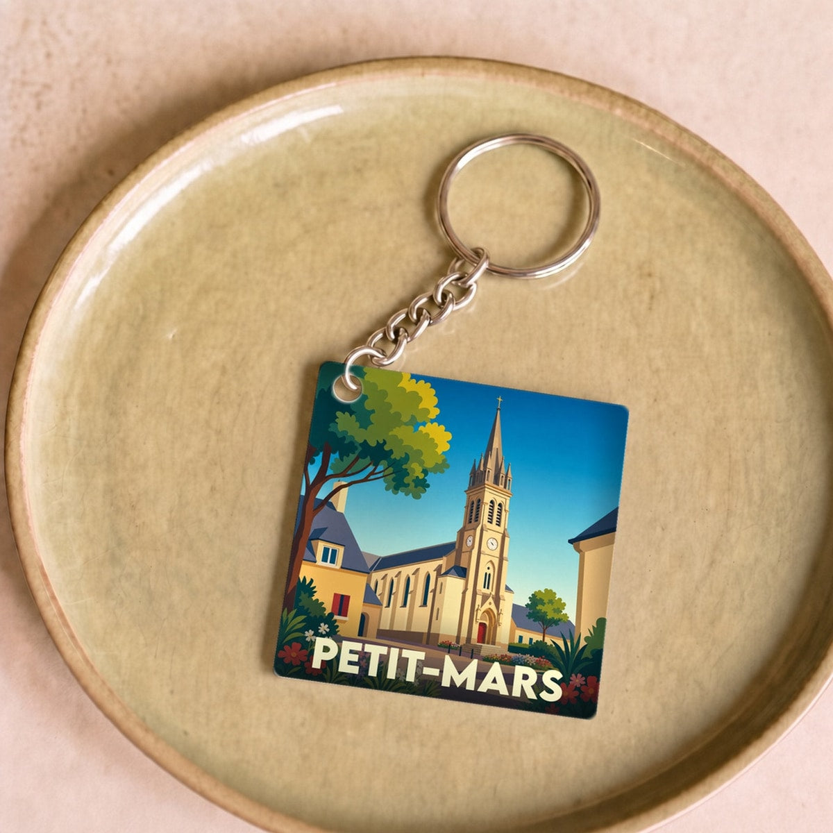 Porte-clés souvenir de la ville de Petit-Mars avec une illustration stylisée de son église.