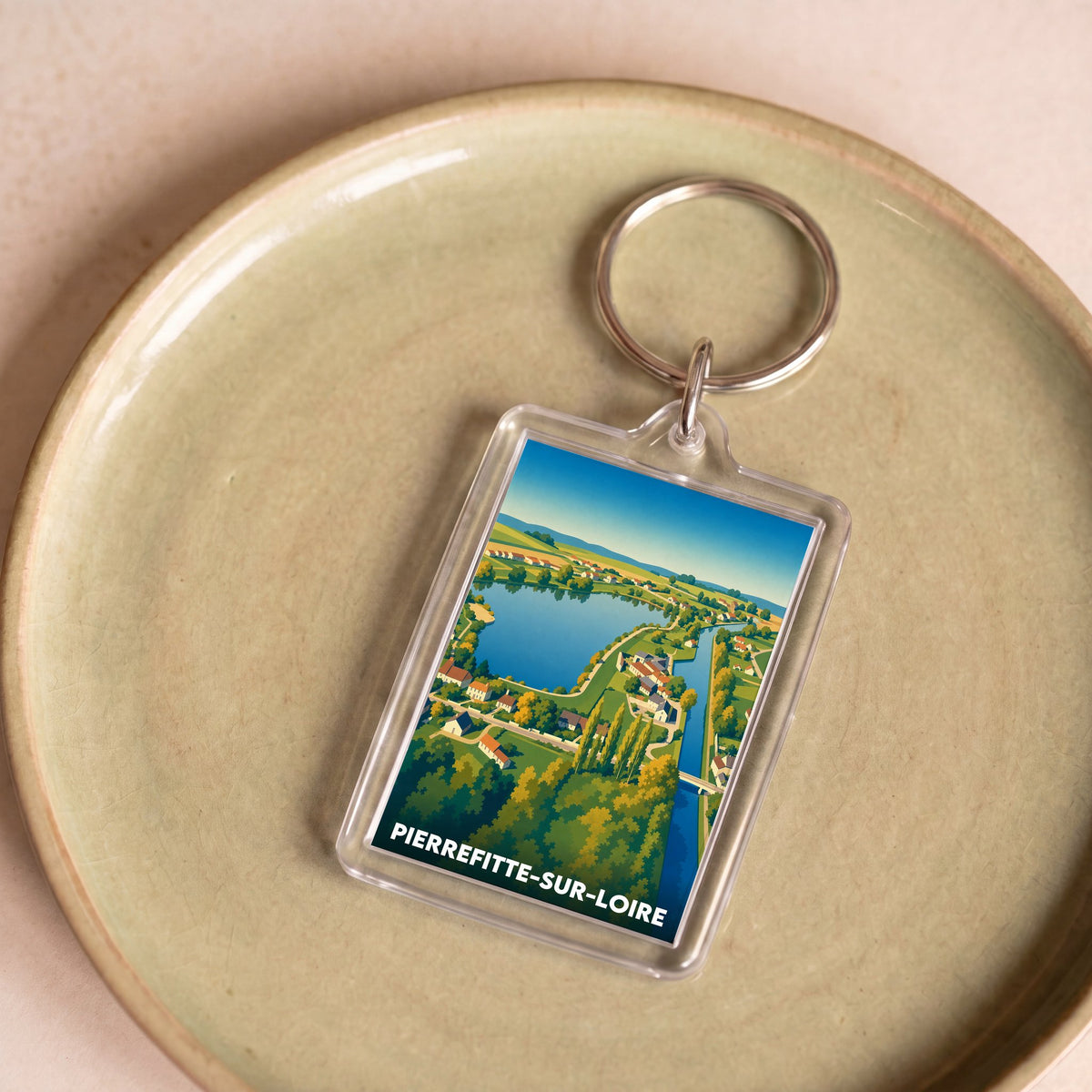 Porte-clés souvenir de la ville de Pierrefitte-sur-Loire avec une illustration stylisée d'un paysage.