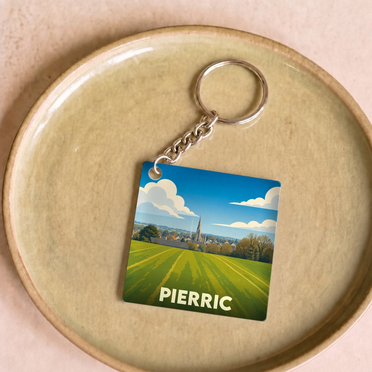 Porte-clés souvenir de la ville de Pierric avec une illustration stylisée de son paysage et de son église.