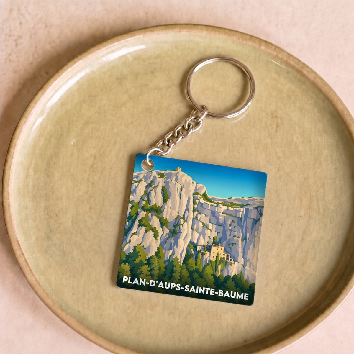 Porte-clés souvenir de la ville de Plan-d'Aups-Sainte-Baume avec une illustration stylisée.
