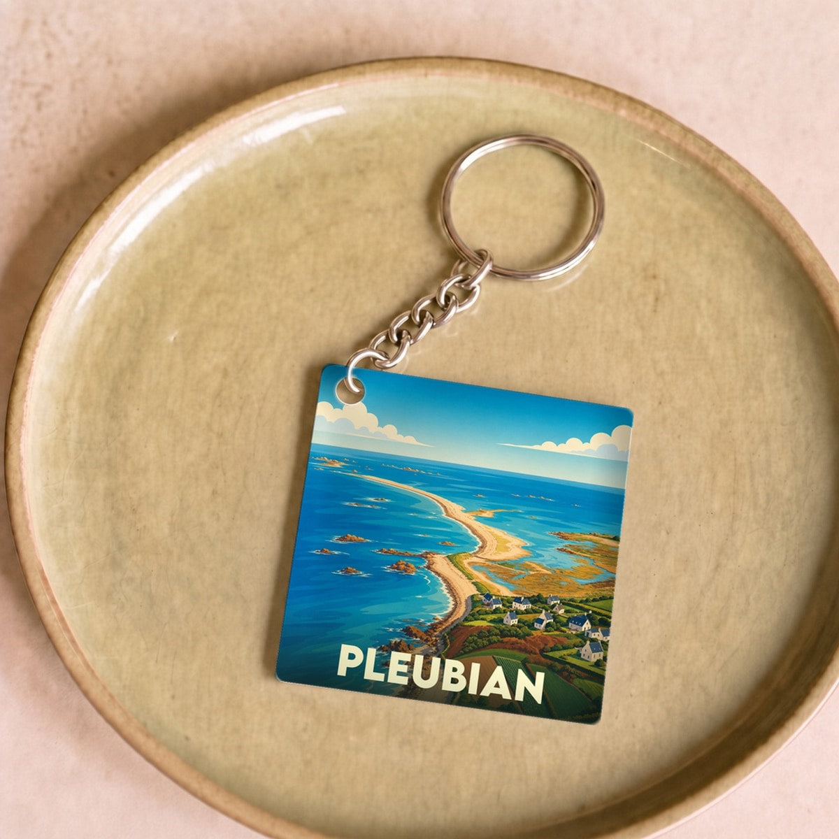 Porte-clés souvenir de la ville de Pleubian avec une illustration stylisée de son littoral.