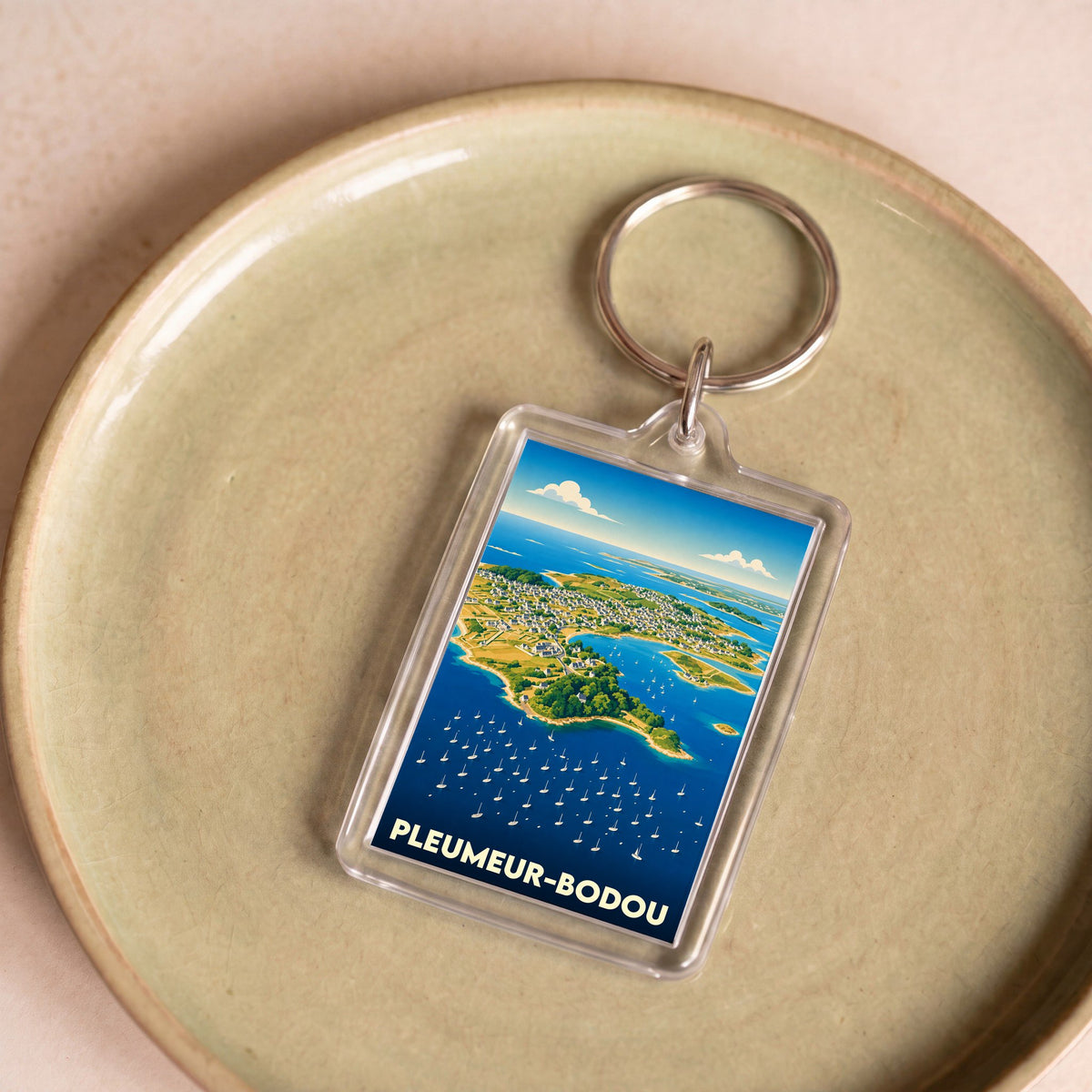 Porte-clés souvenir de la ville de Pleumeur-Bodou avec une illustration stylisée de son littoral.