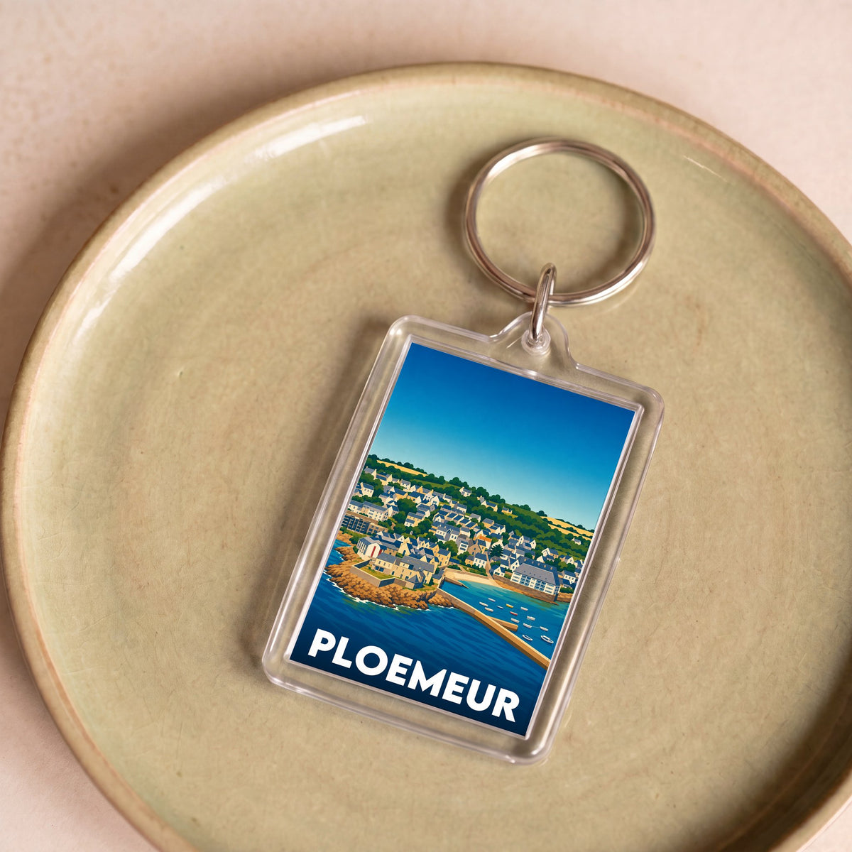Porte-clés souvenir de la ville de Ploemeur avec une illustration stylisée.