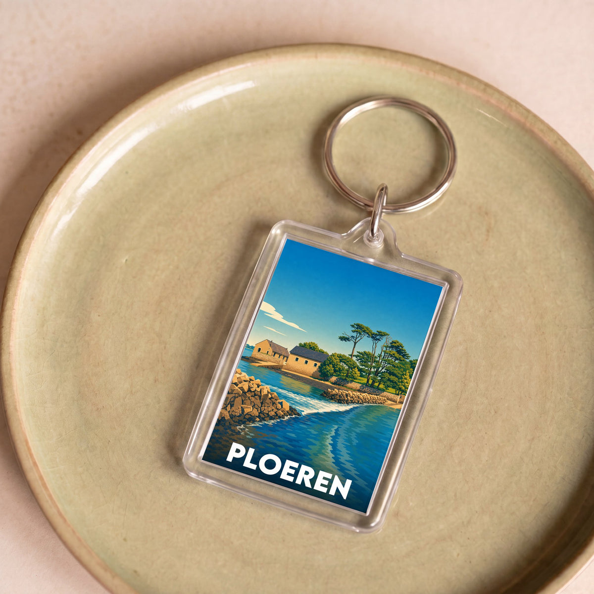 Porte-clés souvenir de la ville de Ploeren avec une illustration stylisée d'un paysage côtier.