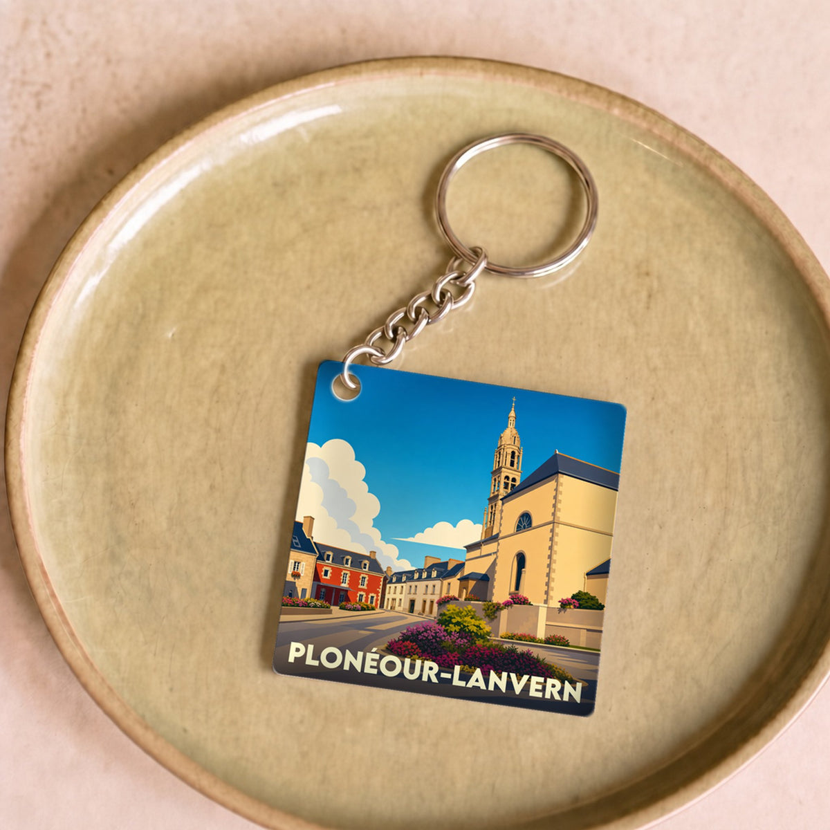 Porte-clés souvenir de la ville de Plonéour-Lanvern avec une illustration stylisée.