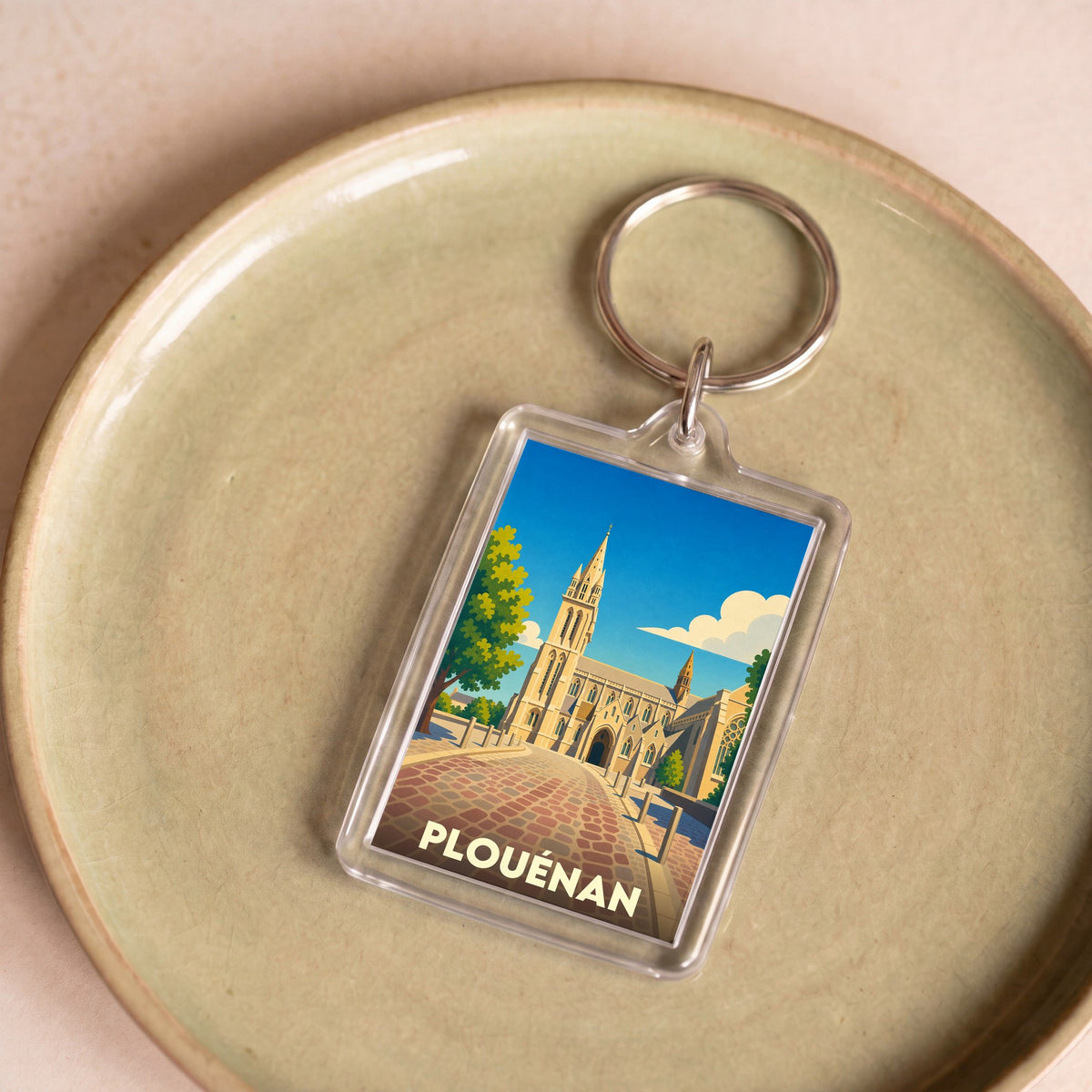Porte-clés souvenir de la ville de Plouénan avec une illustration stylisée.